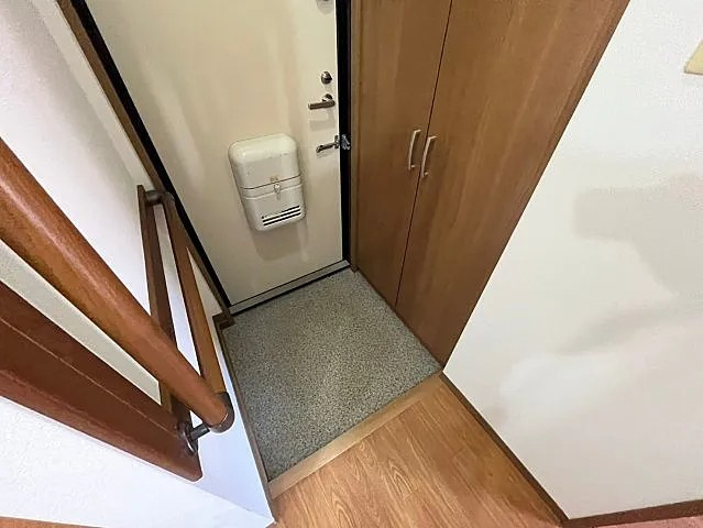 神戸市灘区篠原中町５丁目のアパートの玄関