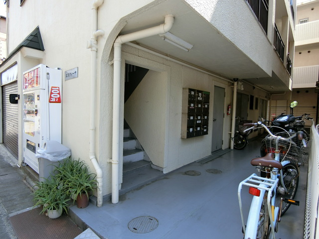 神戸市東灘区深江南町２丁目の賃貸マンションのエントランス