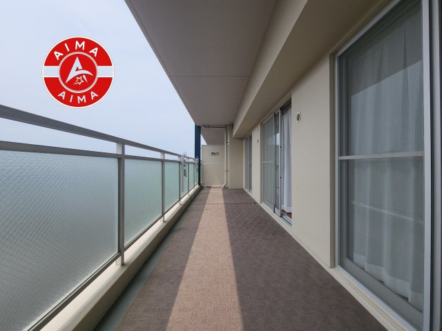 アンピール博多駅南のバルコニー|開放感があり、遮るものもなく気持ちのいい景色が広がります。お部屋にも爽やかな風と暖かく柔らかな日差しが差し込み、毎日の暮らしを豊かに彩ります。