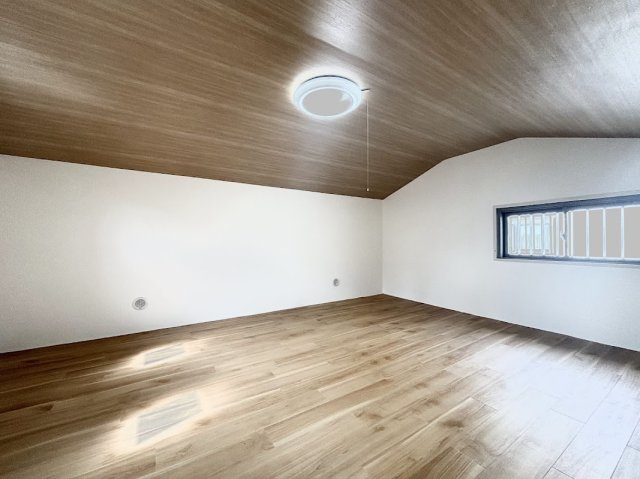 【洋室】 | けやきが丘住宅7号棟/大型ロフト付き/天井高3.9ｍ超 | ◆広々したロフトは窓付きで明るく、収納にはもちろん、お子様の遊び場、趣味のお部屋、ご主人の書斎など、多目的にお使いいただける便利な空間です。用途に合わせてお使い頂けます。

