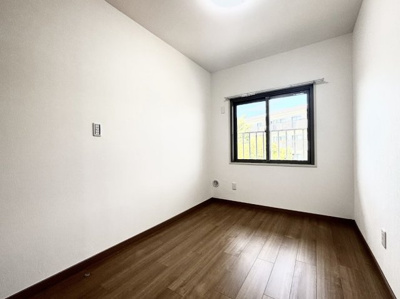 【洋室】 | けやきが丘住宅7号棟/大型ロフト付き/天井高3.9ｍ超 | ◆柔らかい陽光が差し込む明るいお部屋を演出する設計。彩光の取れる窓が気持ちの良いお部屋を創り上げます。
