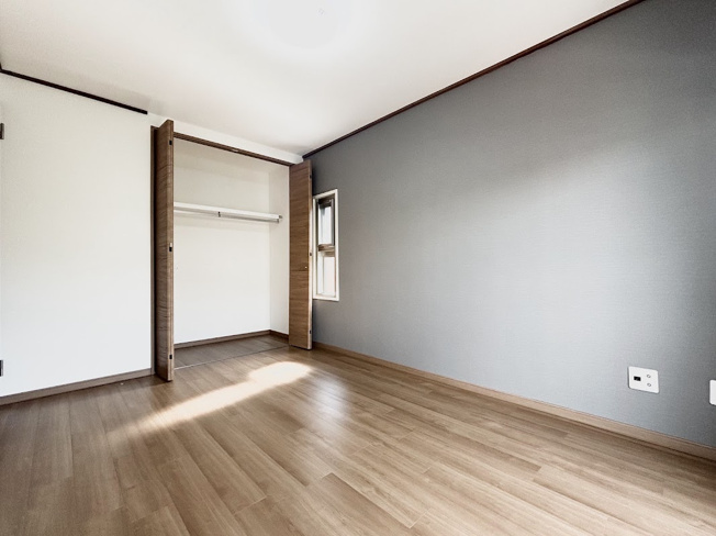 【洋室】 | けやきが丘住宅7号棟/大型ロフト付き/天井高3.9ｍ超 | ◆気持ちの良い風が室内へ入り込む居室。家具を配置しても広々ご利用いただけます！！
