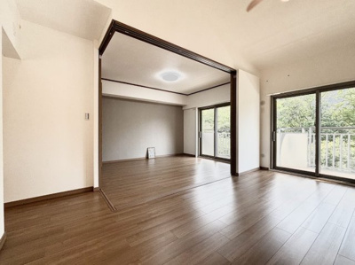 【居間・リビング】 | けやきが丘住宅7号棟/大型ロフト付き/天井高3.9ｍ超 | ◆柔らかな色合いのフローリングと清潔感のあふれる白のクロスが明るい空間を創り出しているリビングダイニング。家族の集まる憩いの場にふさわしいです。
