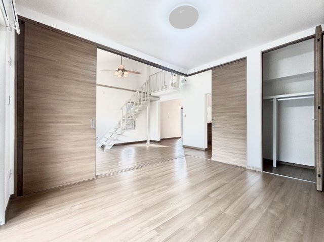 【内装】 | けやきが丘住宅7号棟/大型ロフト付き/天井高3.9ｍ超 | ◆光と風を感じる、ゆとりあるリビング空間。日常のひとときを上質にしてくれる住まいです。
