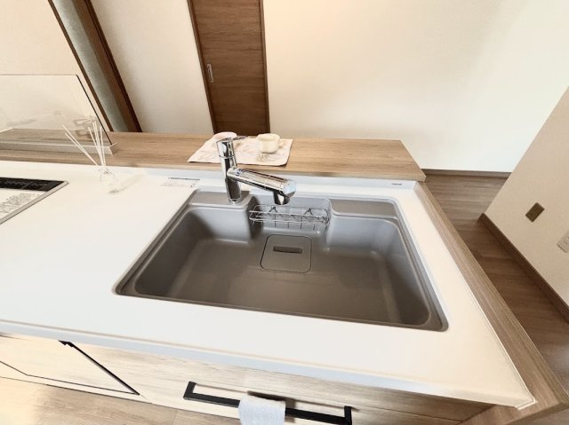【キッチン】 | けやきが丘住宅7号棟/大型ロフト付き/天井高3.9ｍ超 | ◆広々したキッチンシンク。洗い物が多い時にも快適にご利用いただけます。
