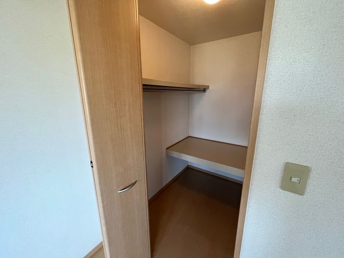 セイシェル・大山 C棟の収納|ウォークインクローゼットなので収納豊富です☆