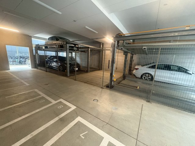 セレニテ江坂ルフレの駐車場