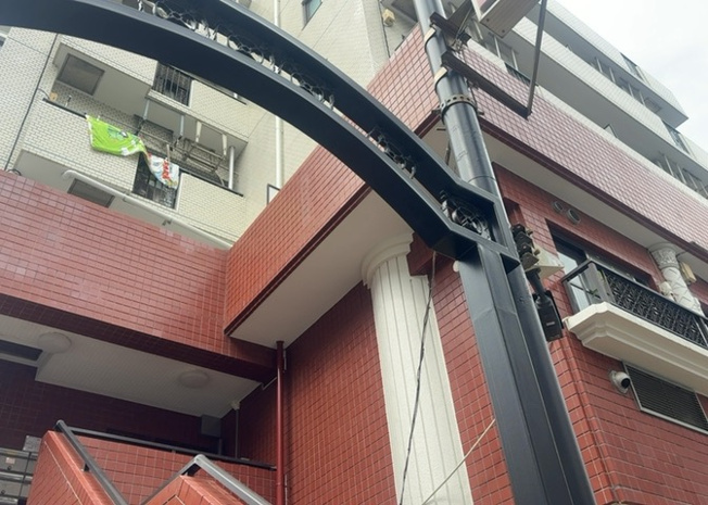 【中庭】 | スターハイツ相模大野駅前 | 中庭（パティオ）とは、一つの建築物の内部に設けられた、壁などで囲われている庭のことを指します。コの字型、ロの字型が主流ですが、L字型の中庭もあります。最近では、インテリア性の高さからも人気があります。