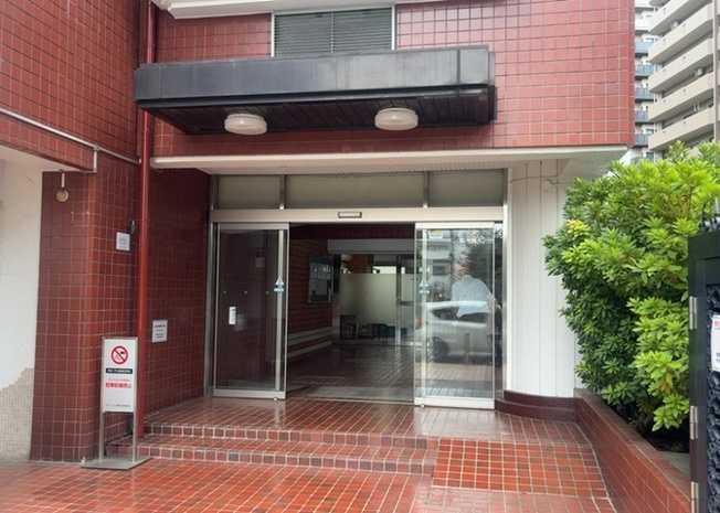【エントランス】 | スターハイツ相模大野駅前 | マンションのエントランスには、もともと風よけや防犯の役割がありますが、マンションによって宅配ボックスなどの設備が備わっている所もあります。日々の生活をイメージしながら生活しやすさをチェックしましょう。