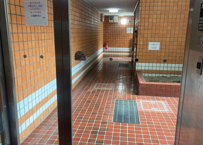 【ロビー】 | スターハイツ相模大野駅前 | ラウンジは、マンションの共用スペースに椅子やテーブルなどを配置した利用者が寛げる空間です。屋内型ラウンジと屋外型ラウンジがあります。共用部分の管理状況と合わせて、詳細については現地でご確認ください。