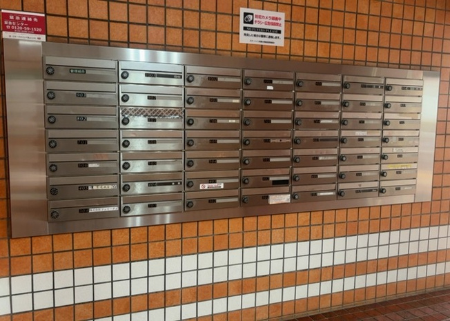 【設備】 | スターハイツ相模大野駅前 | エントランス付近に設置されている集合ポストは、住んでいる部屋と離れているため、ポストをあさるなど誰かに何かされていても被害に気づきにくいです。入居する時には他人に特定されにくい番号で鍵をかけましょう！