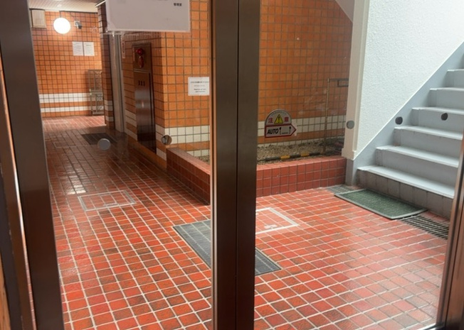 【ロビー】 | スターハイツ相模大野駅前 | ロビーというと、エントランスと何がちがうの？と思いますよね。実はロビーとエントランスには明確な決まりはありません。物件によっては、エントランスを入って広がるある程度の広さのある空間がロビーとなります。