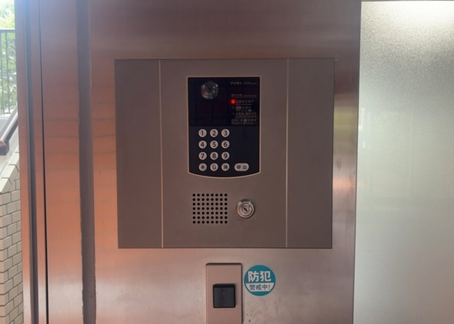 【防犯設備】 | スターハイツ相模大野駅前 | 当然のことではありますが、オートロックやセンサーライト、ホームセキュリティーなどの防犯設備があれば、小さいお子様がいるご家庭も安心ですよね！まず物件購入の際は、防犯設備もチェックするようにしましょう。