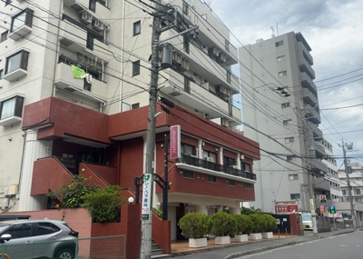 【外観】 | スターハイツ相模大野駅前 | 外観はマンション管理がされているかの目安になります。築年数が古いと、壁面は劣化してひび割れが生じることも！建物が古びていても細かいところが修繕されていると、きちんと管理されているなぁと感じるでしょう。