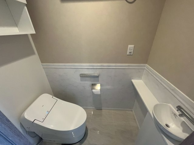 HARUMI FLAG SUN VILLAGE T棟のトイレ|上部吊戸棚付きのトイレになります。