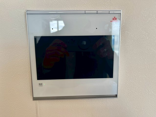 HARUMI FLAG SUN VILLAGE T棟の居間・リビング|硬質ガラスの高級感のあるカラーモニター付きインターホン