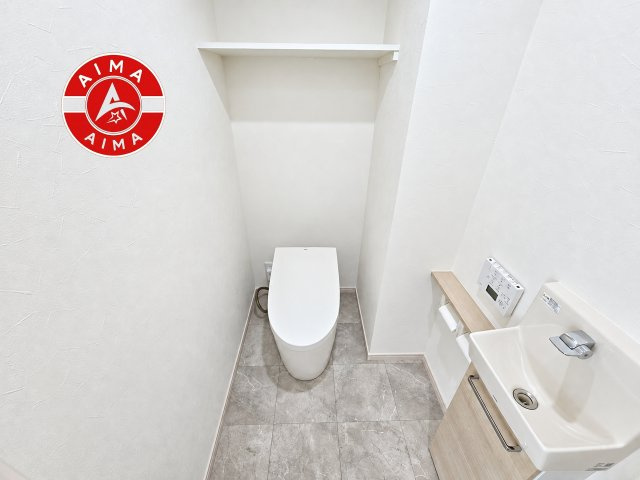 JGMヴェルデ唐の原駅前のトイレ|白を基調とした、シンプルながらも落ち着くデザイン。洗浄付き温水便座で機能性も兼ね備えています