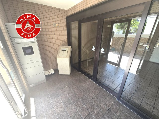 JGMヴェルデ唐の原駅前のエントランス|ゆとりのあるエントランスです。