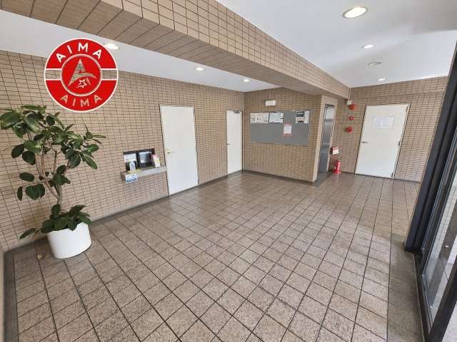 JGMヴェルデ唐の原駅前のロビー|温かみのあるエントランスロビーです。