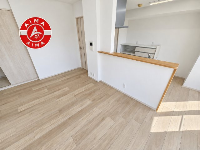 JGMヴェルデ唐の原駅前のダイニング|お食事も、くつろぎの時間も。光と風が抜けるのびやかな設計。