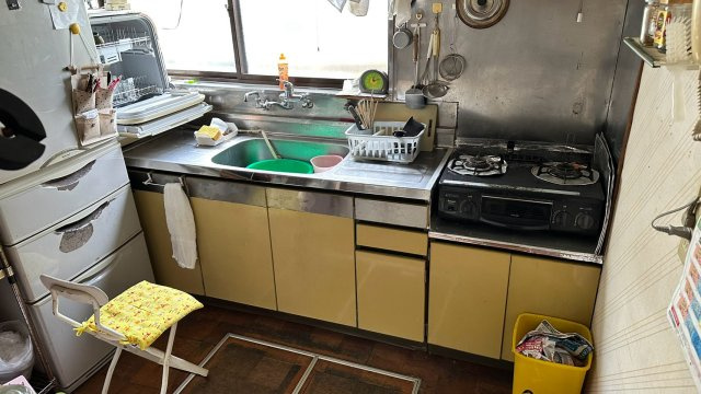 静かな路地奥の住まい～神奈川県藤沢市藤が岡２丁目～の浴室|お風呂場に洗濯機が置けるようになっています