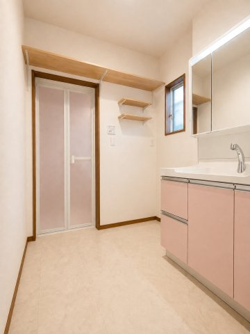 小美玉市栗又四ケ　中古戸建の独立洗面台|※画像の一部はAIを用いて加工・編集しています。実際の状況と異なる場合がありますので、ご了承下さい。