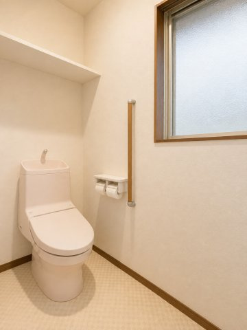 小美玉市栗又四ケ　中古戸建のトイレ|※画像の一部はAIを用いて加工・編集しています。実際の状況と異なる場合がありますので、ご了承下さい。