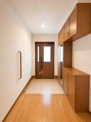 小美玉市栗又四ケ　中古戸建の玄関|※画像の一部はAIを用いて加工・編集しています。実際の状況と異なる場合がありますので、ご了承下さい。