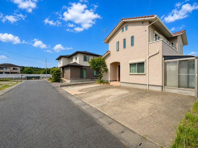 小美玉市栗又四ケ　中古戸建の前面道路含む現地写真|※画像の一部はAIを用いて加工・編集しています。実際の状況と異なる場合がありますので、ご了承下さい。
