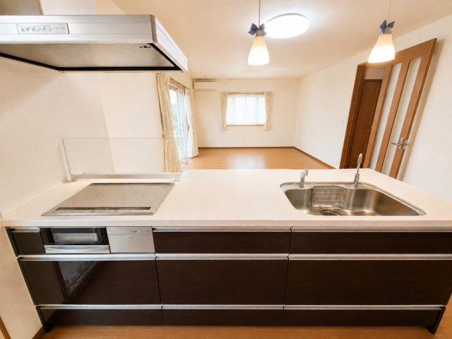 小美玉市栗又四ケ　中古戸建のキッチン|※画像の一部はAIを用いて加工・編集しています。実際の状況と異なる場合がありますので、ご了承下さい。