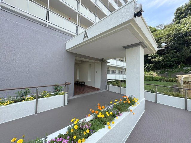 取手中央タウン　高層住宅A棟のエントランス|エントランス/植栽も綺麗に管理されています。スロープ付で足元に優しいです。