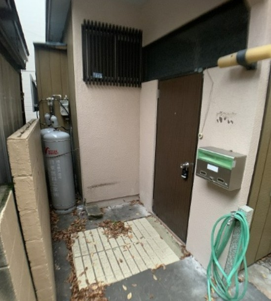柏町貸家のエントランス