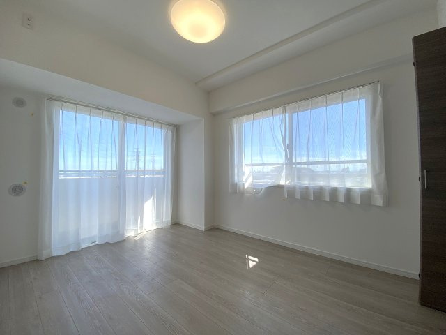 セルカディア鎌ヶ谷大仏の子供部屋|間取り図左下に位置する6.0帖の洋室です。バルコニーへ通じる窓からの採光が心地よく、明るい雰囲気が広がります。収納力のあるクローゼットも備えており、衣類や日用品の整理整頓にとても便利です。