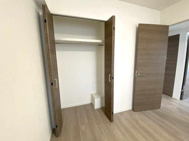 セルカディア鎌ヶ谷大仏の収納|間取り図右上のお部屋に備え付けられた収納スペースです。衣類はもちろん、小物や生活用品もまとめて整理できるため、お部屋を広く清潔に保てます。出し入れもしやすい便利な設計となっております。