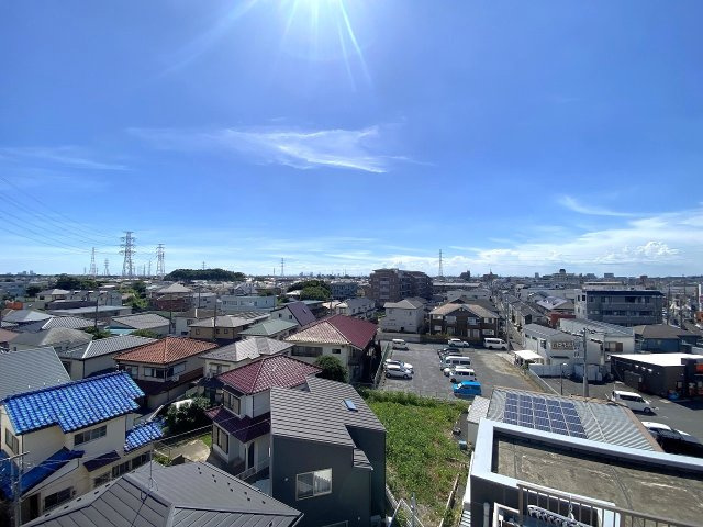セルカディア鎌ヶ谷大仏の展望|バルコニーからの開放的な眺望です。前面に遮るものがなく、心地よい風と陽光を存分に感じられます。四季折々の空の移り変わりを楽しみながら、日常に癒やしを与えてくれる爽快な眺めが広がっています。