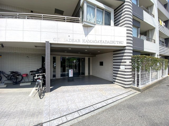 セルカディア鎌ヶ谷大仏|高級感と清潔感を兼ね備えたエントランスアプローチです。住まう人や訪れる人を暖かく迎えるデザインで、手入れの行き届いた共有部が物件の質の高さを物語っています。防犯面にも配慮されています。