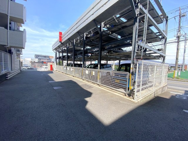 セルカディア鎌ヶ谷大仏の駐車場|敷地内にある駐車場スペースです。車の出し入れがしやすい配置となっており、お車をお持ちの方にも安心・快適にご利用いただけます。空き状況や利用条件の詳細につきましては、お気軽にお問合せください。