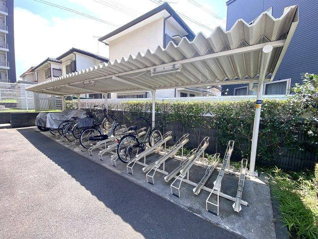 セルカディア鎌ヶ谷大仏の駐輪場|屋根付きの駐輪場が確保されており、大切な自転車を雨風から守ることができます。整然と管理されたスペースで出し入れもしやすく、通勤や通学、近隣へのお買い物などの日常の移動もスムーズに行えます。