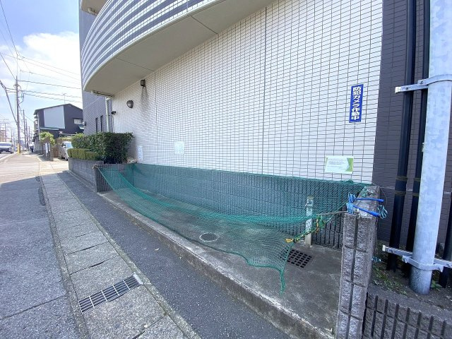 セルカディア鎌ヶ谷大仏のその他共用部分|敷地内に専用のゴミ置き場が設置されており、日常のゴミ出しもスムーズに行えます。しっかりと管理されているため衛生面でも安心感があり、快適で清潔な住環境を保ちやすいポイントとなっています。