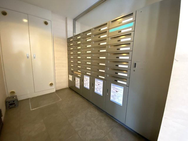 セルカディア鎌ヶ谷大仏の設備|ご不在時でもスムーズに荷物を受け取れる便利な宅配ボックスを完備しています。再配達の手間を軽減でき、お仕事で日中不在が多い方やネットショッピングを頻繁に利用される方にも大変重宝される設備です。