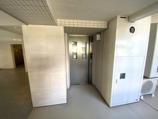 セルカディア鎌ヶ谷大仏のその他共用部分|重い荷物をお持ちの際やベビーカー、車椅子での移動もスムーズに行えるエレベーターを設置しています。日々の館内移動を快適にサポートし、幅広い世代の方が安心して暮らせる共用設備となっています。