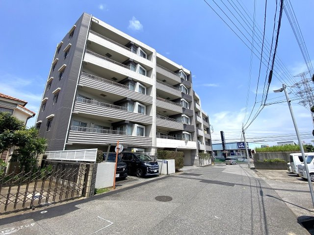 セルカディア鎌ヶ谷大仏の外観|管理体制の良さが伺える手入れの行き届いたマンション外観です。落ち着いた街並みに馴染む洗練された佇まいで、周辺環境も優れています。安心感と上質な暮らしを実感していただける住まいとなっています。