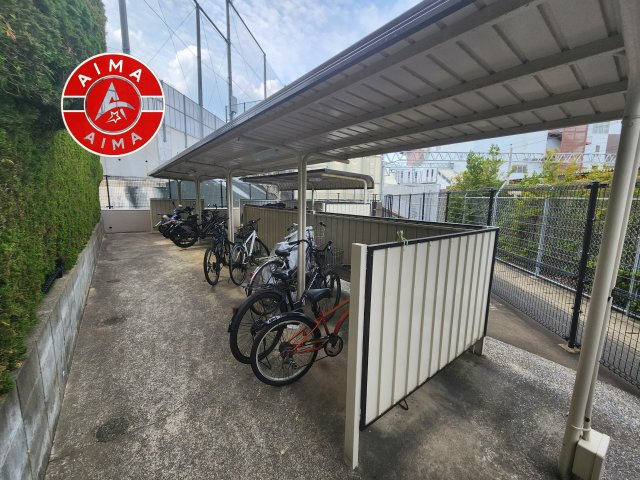 ヒューマンズ新宮駅前の駐輪場|屋根付きの駐輪場なので雨の日でも安心です。