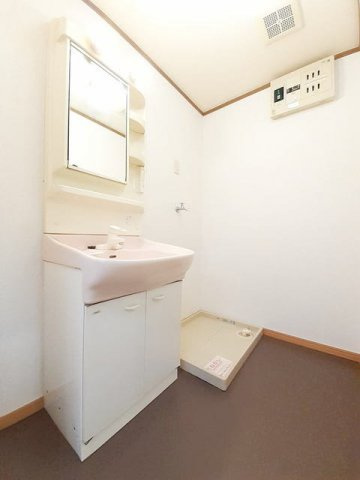 光シャトーの洗面所|明るい洗面所です