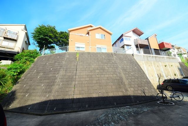 山手ヒルズ　壱番館の駐車場