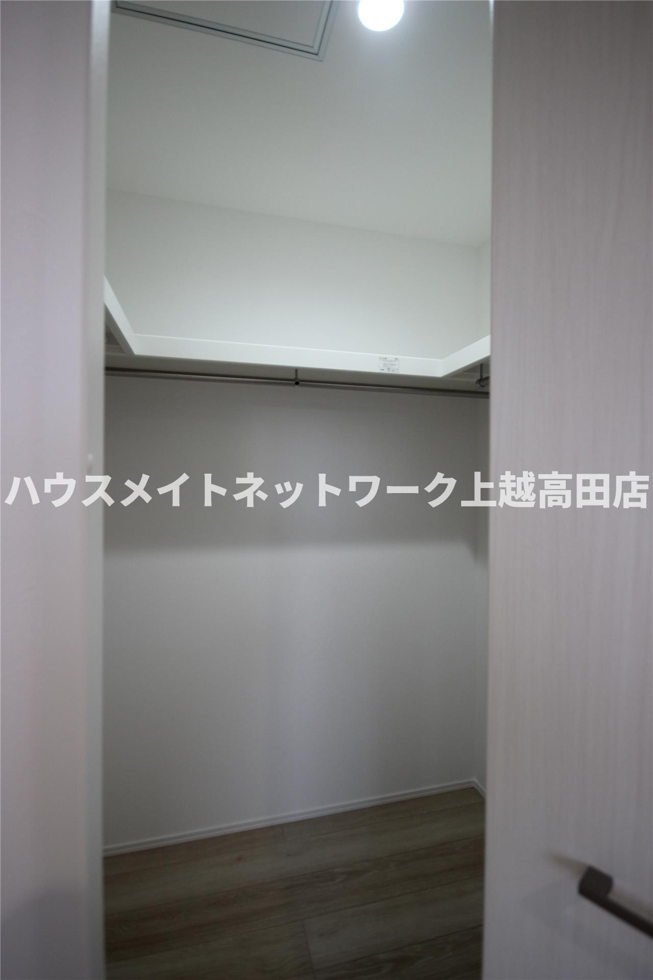 ユーソニアン上越・御殿山Ａの収納|ウォークインクローゼット（参考同型タイプの室内写真）