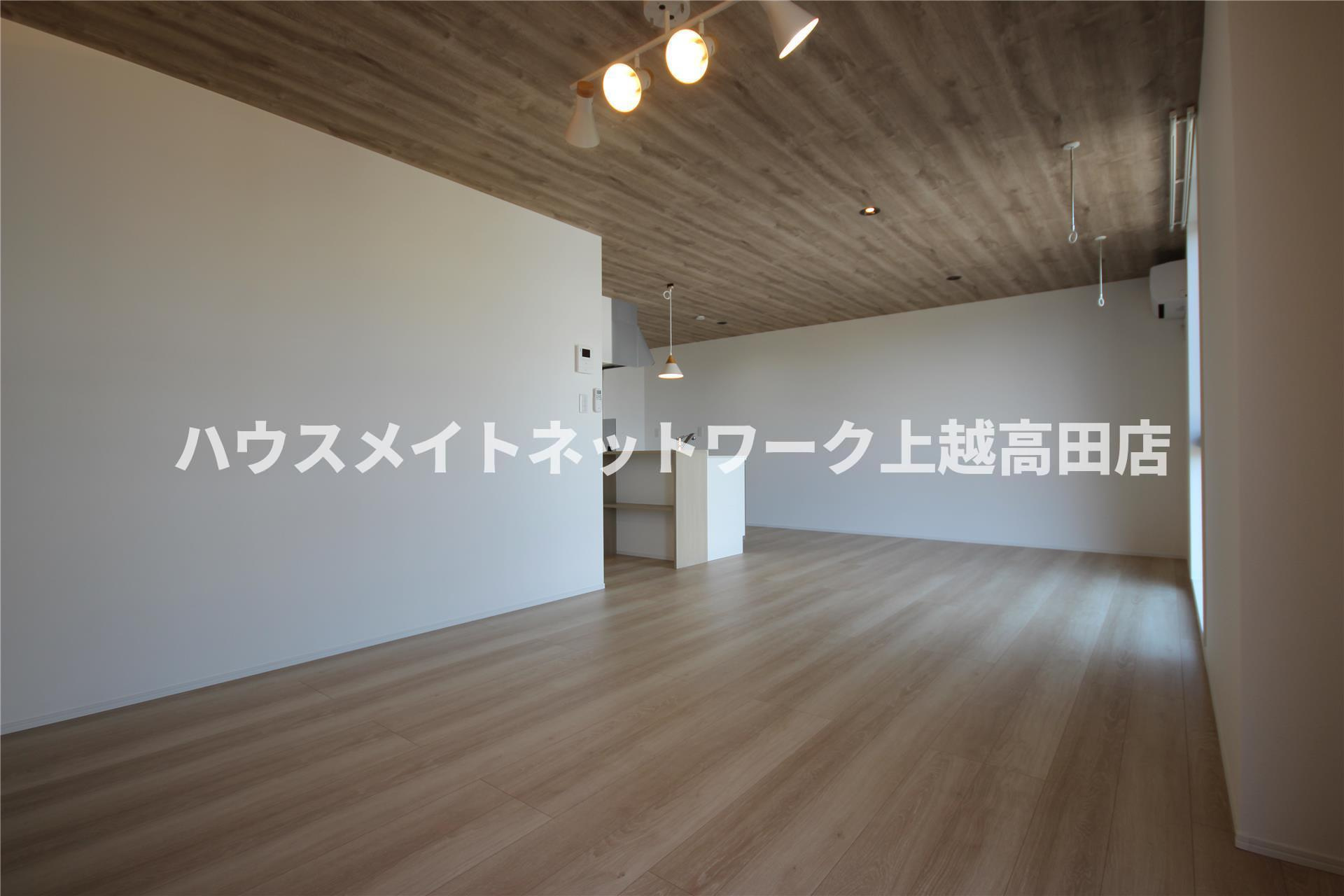ユーソニアン上越・御殿山Ａの居間・リビング|ＬＤＫ18.2帖（参考同型タイプの室内写真）