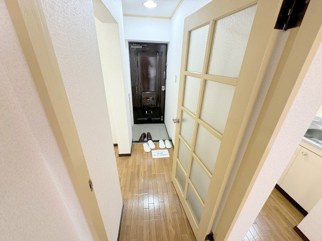マンション新の玄関