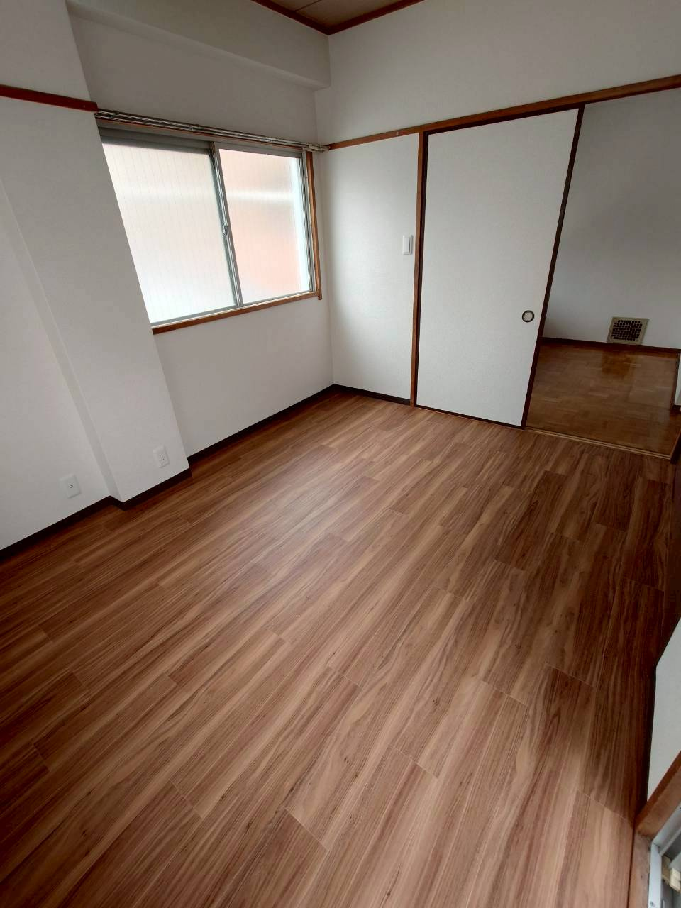 ハイシティビルの洋室