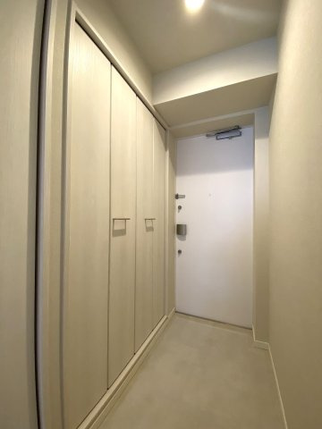 プレシス両国の玄関|住まいの顔となる清潔感あふれる玄関スペースです。落ち着いた雰囲気が住まう人を優しく迎え入れます。シューズボックス等の収納スペースを備えており、いつでもすっきりと整理整頓された状態を保てます。